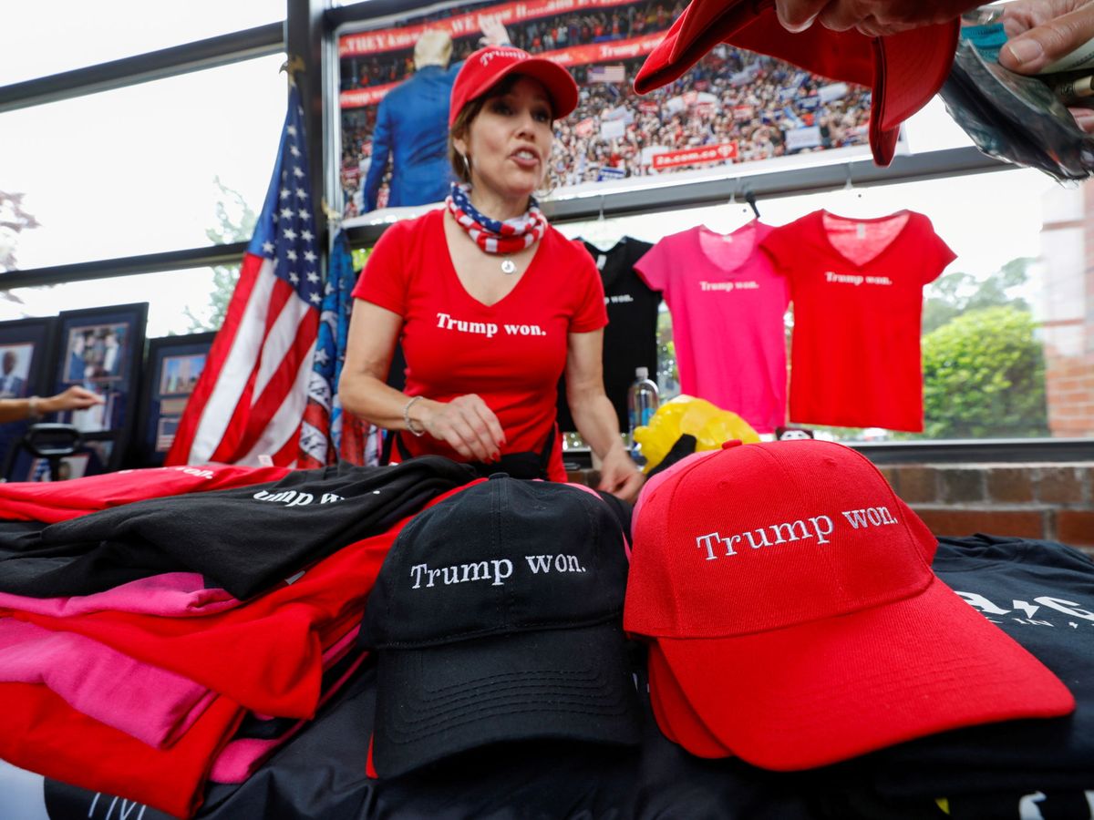 Foto: Gorras en las que se lee "Trump ganó" vendidas en la convención republicana de Carolina del Norte. (Reuters/Jonathan Drake)