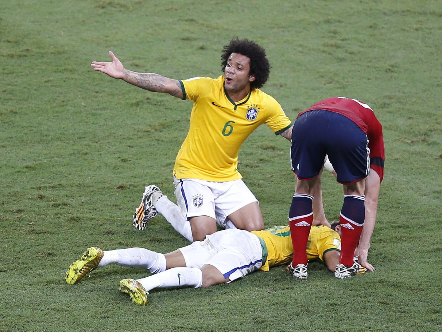 Neymar Júnior se queda tendido en el suelo tras la grave lesión sufrida en el Mundial de 2014. (EFE)