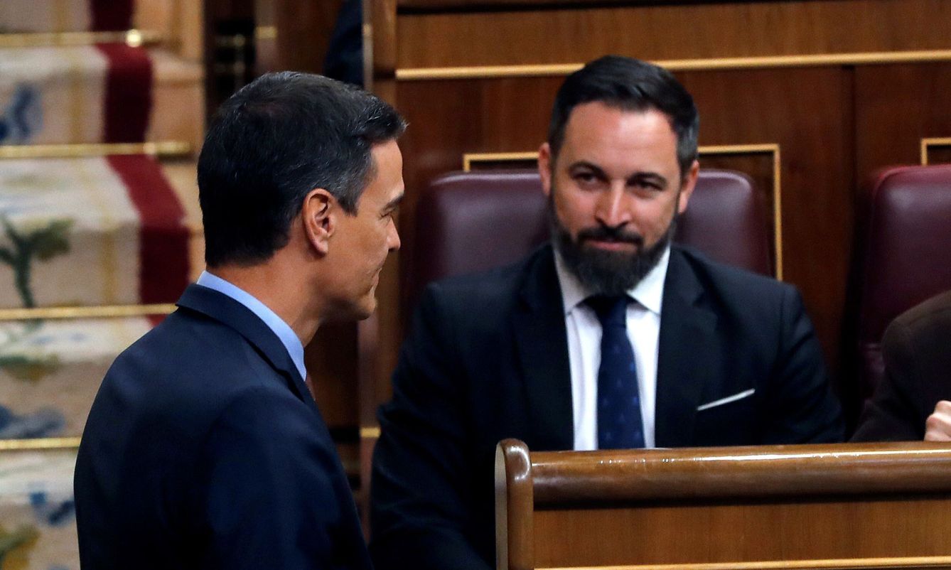 El presidente del Gobierno en funciones, Pedro Sánchez (iz), y el líder de Vox, Santiago Abascal (d). (EFE)