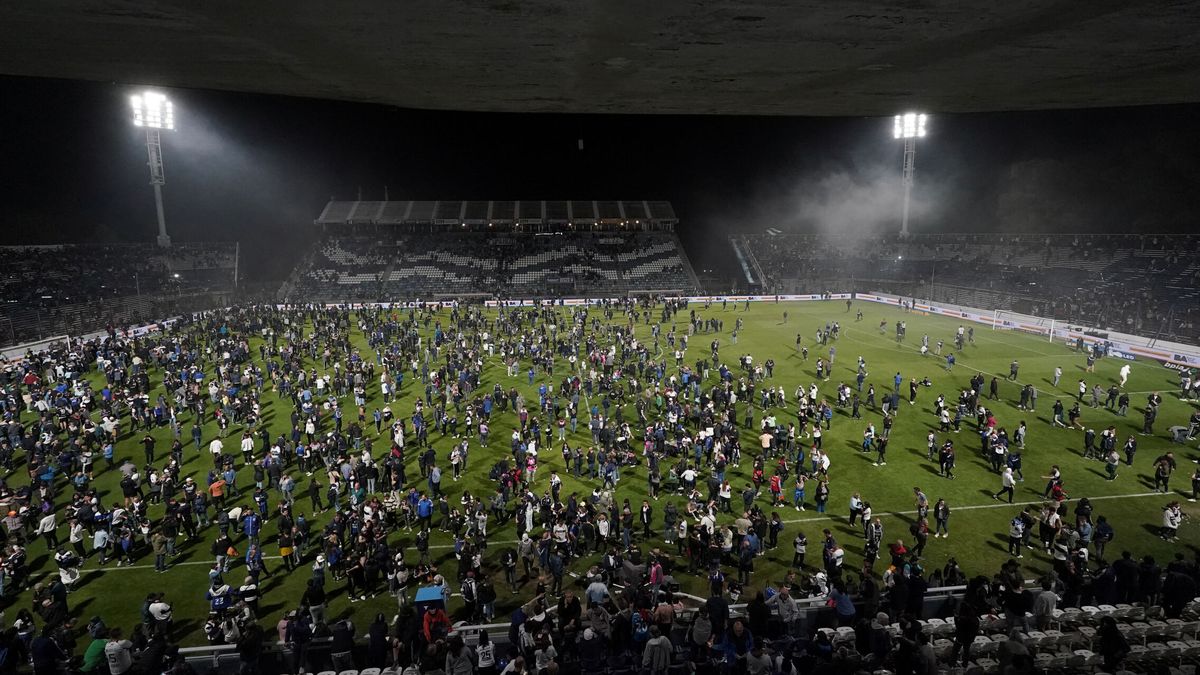 Al menos un muerto y centenares de heridos durante un partido de fútbol en Argentina