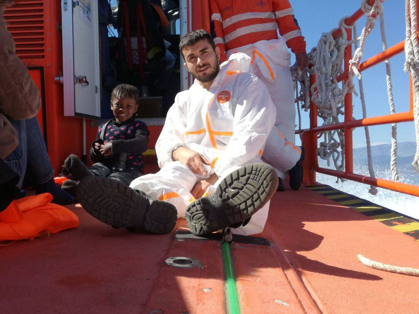 Sergio, con Aysha, en el barco de Salvamento de Motril. (Cedida)