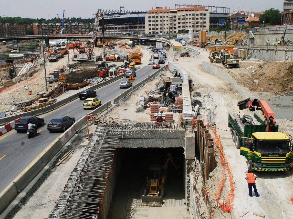Foto: Imagen de archivo de 2006 en las obras de los túneles de la M-30 a la altura del estadio Vicente Calderón. (Reuters)