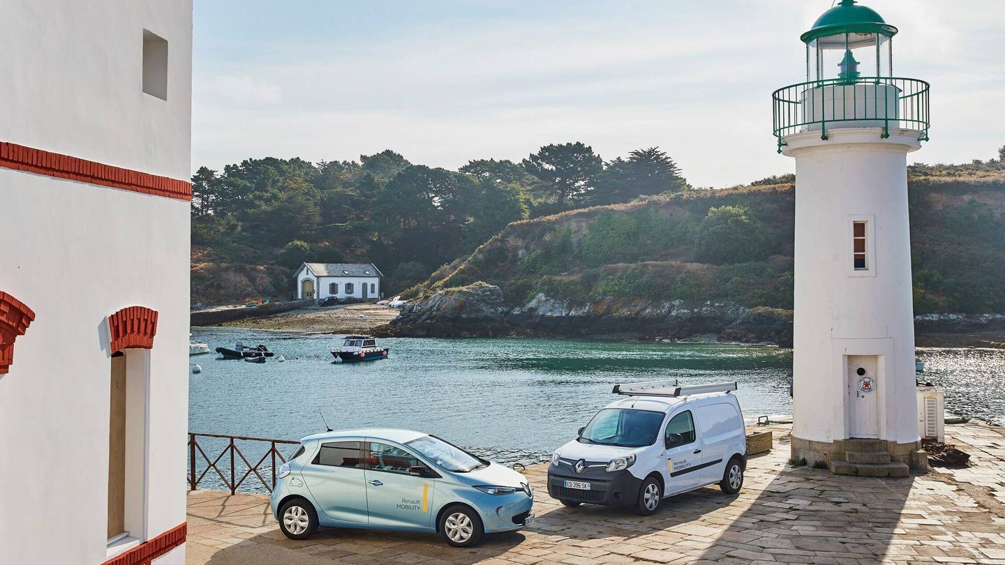 Los visitantes de la isla de Belle-Ile-en-Mer, en Francia, disponen de una flota de coches eléctricos de alquiler, gestionados mediante un sistema de autoservicio.