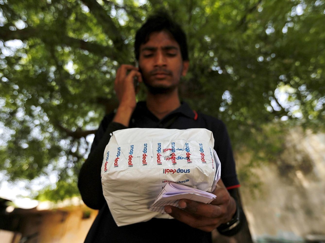 Un transportista trata de entregar una compra realizada por vía electrónica. (Reuters)