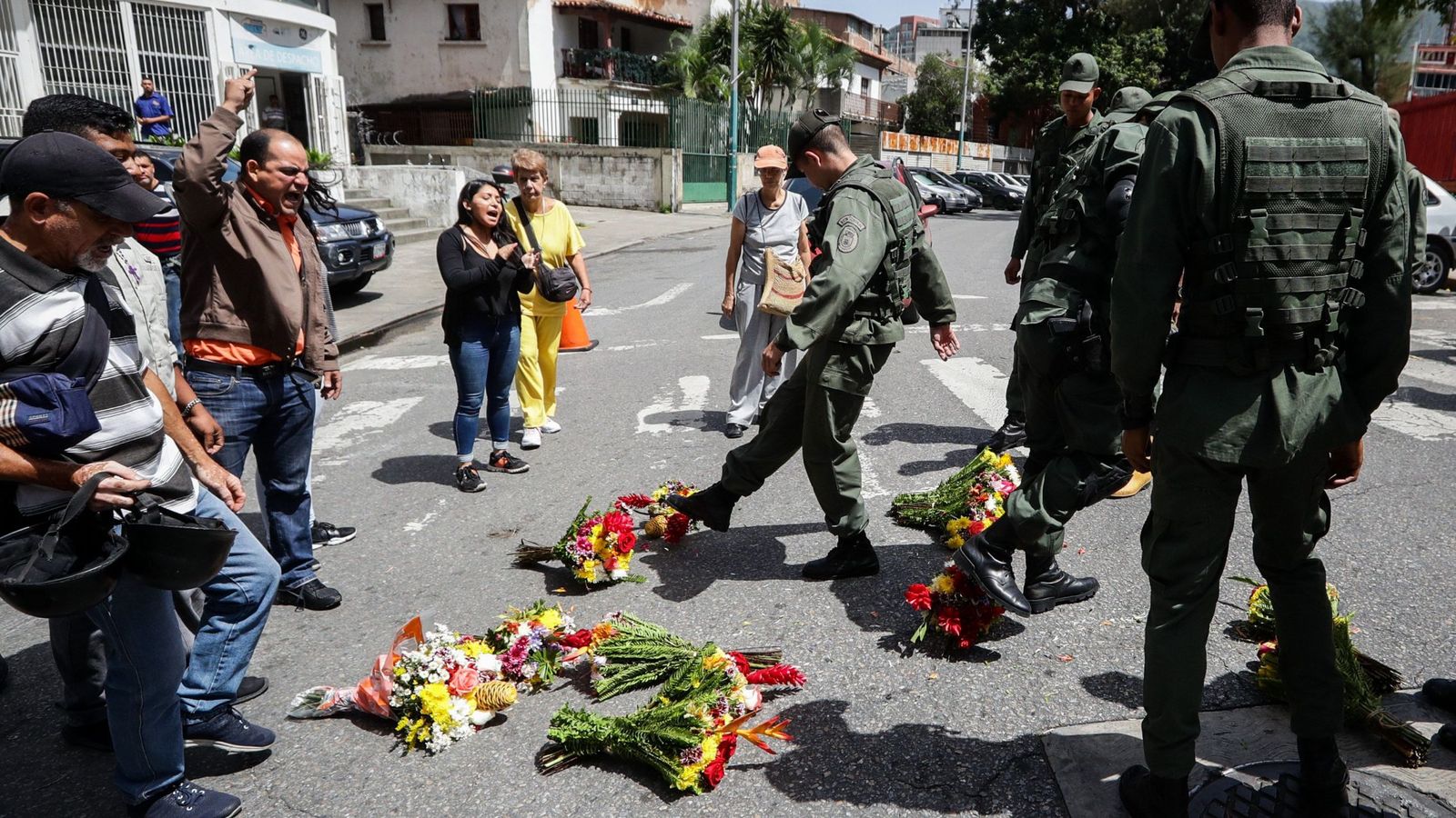 Foto: Los militares patean las ofrendas florales que varias personas habían depositado en recuerdo de Rafael Acosta. (EFE)