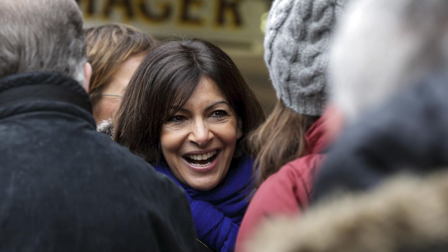 La candidata socialista Anne Hidalgo hace campaña en  París. (Reuters)