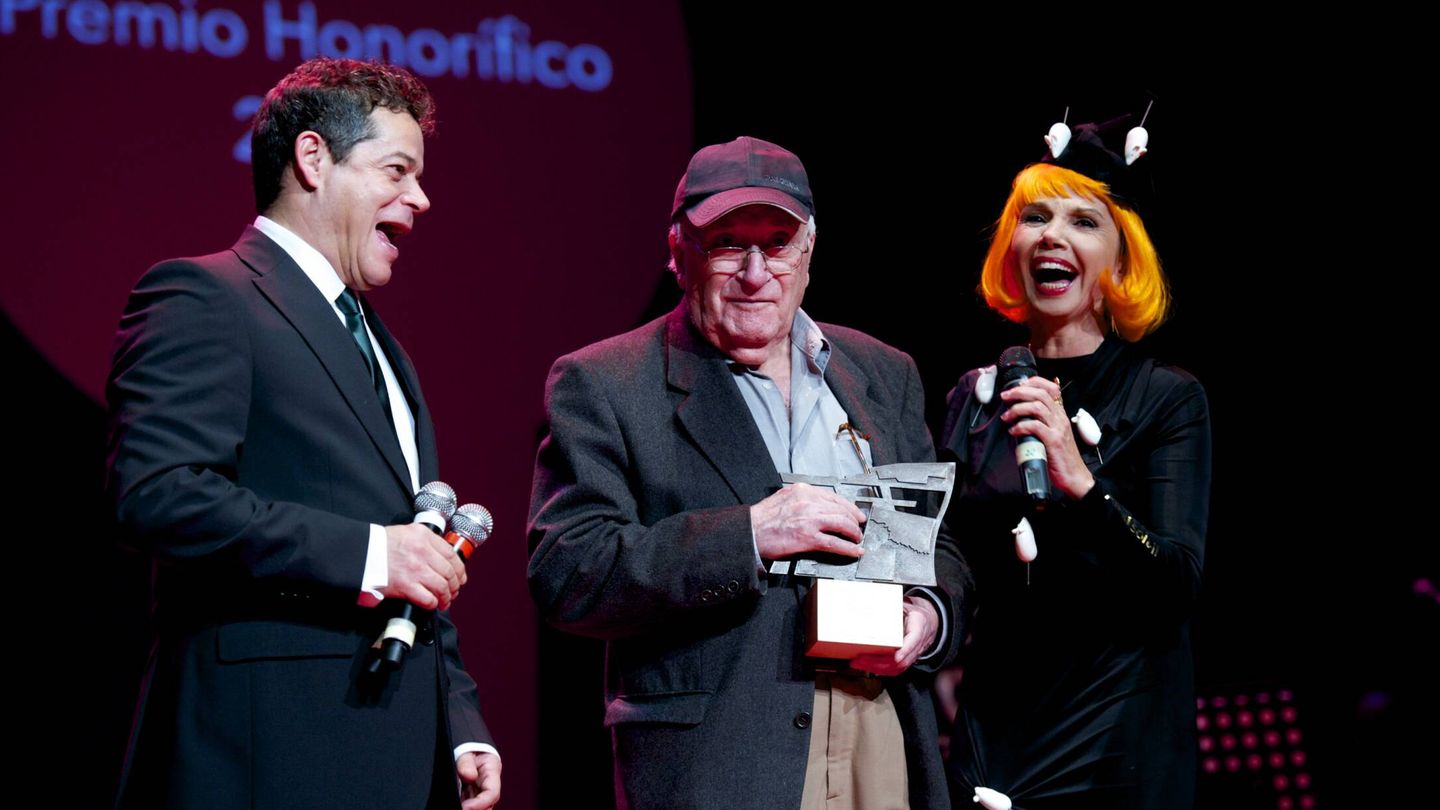 Jorge Sanz, Vicente Aranda y Victoria Abril, en el Festival de Cine de Gijón de 2013. (Getty)