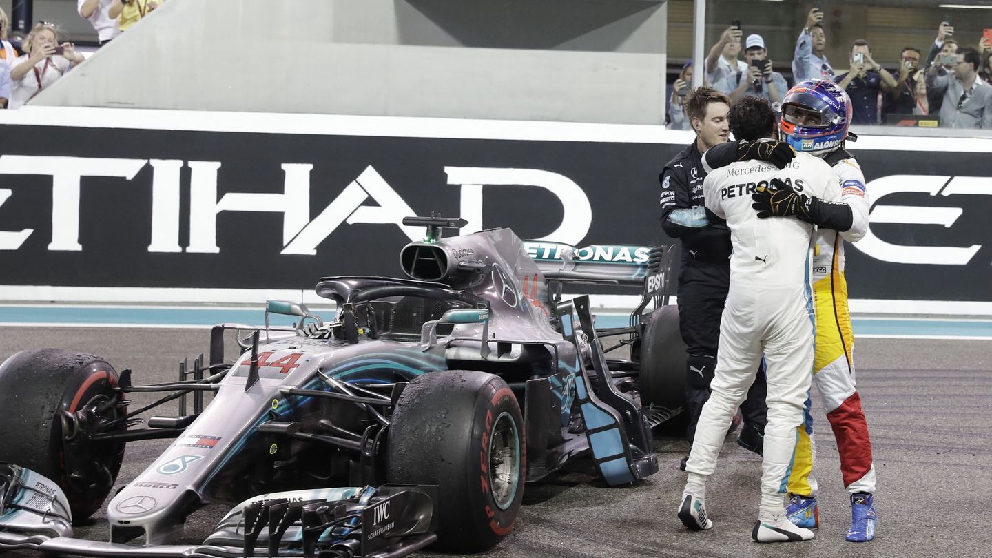 Hamilton y Alonso, fundidos en un abrazo. (EFE)