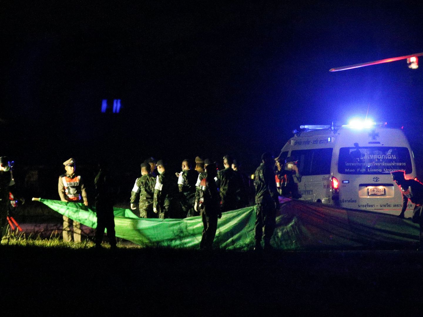 Operativo para transportar a los niños desde un helicóptero a una ambulancia en el aeropuerto militar de Chiang Rai, el 9 de julio. (Reuters) 