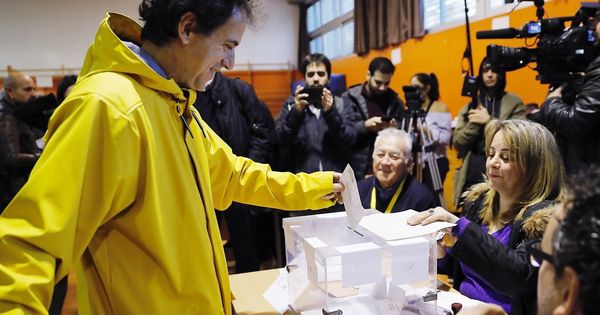 Foto: Un hombre vota vestido de amarillo- color elegido en solidaridad con Jordi Sànchez y Jordi Cuixart-  el 21-D. (EFE)