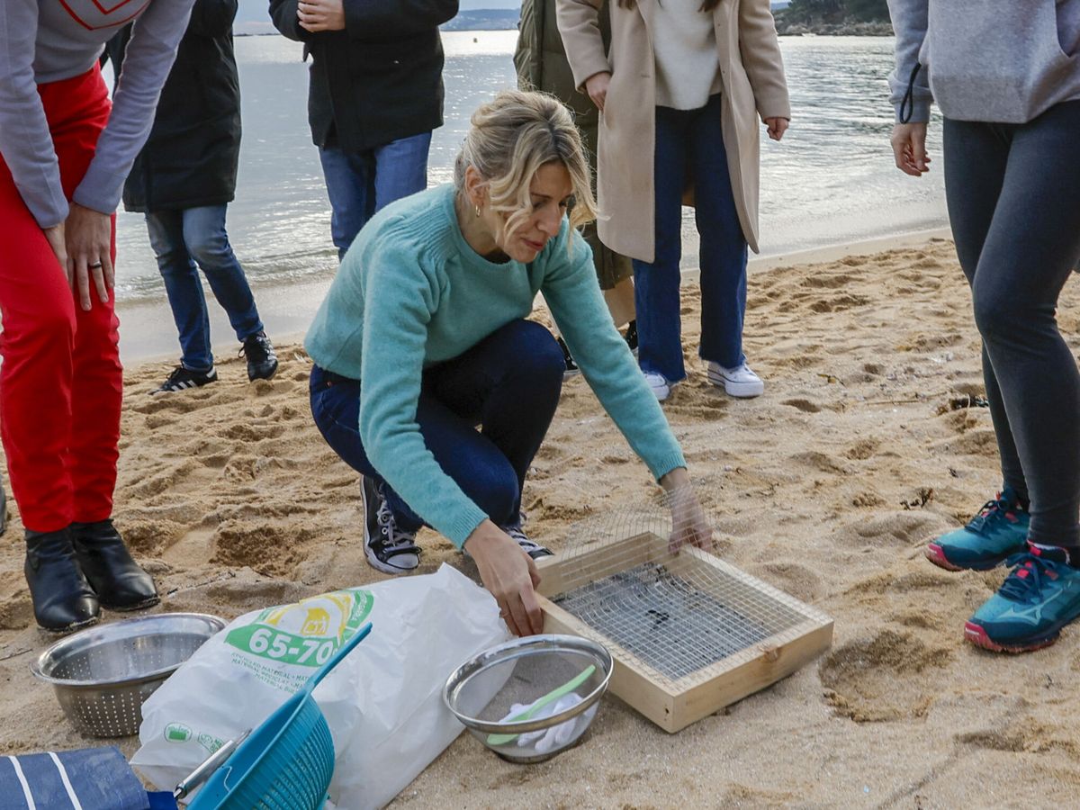 Foto: La vicepresidenta segunda del Gobierno, Yolanda Díaz, visita una de las playas afectadas por los 'pellets'. (EFE/Lavandeira Jr)