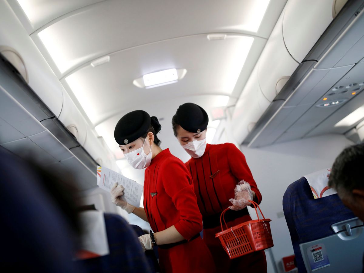 Foto: Azafatas de una compañía aérea en el aeropuerto de Xichang Qingshan. (Reuters)