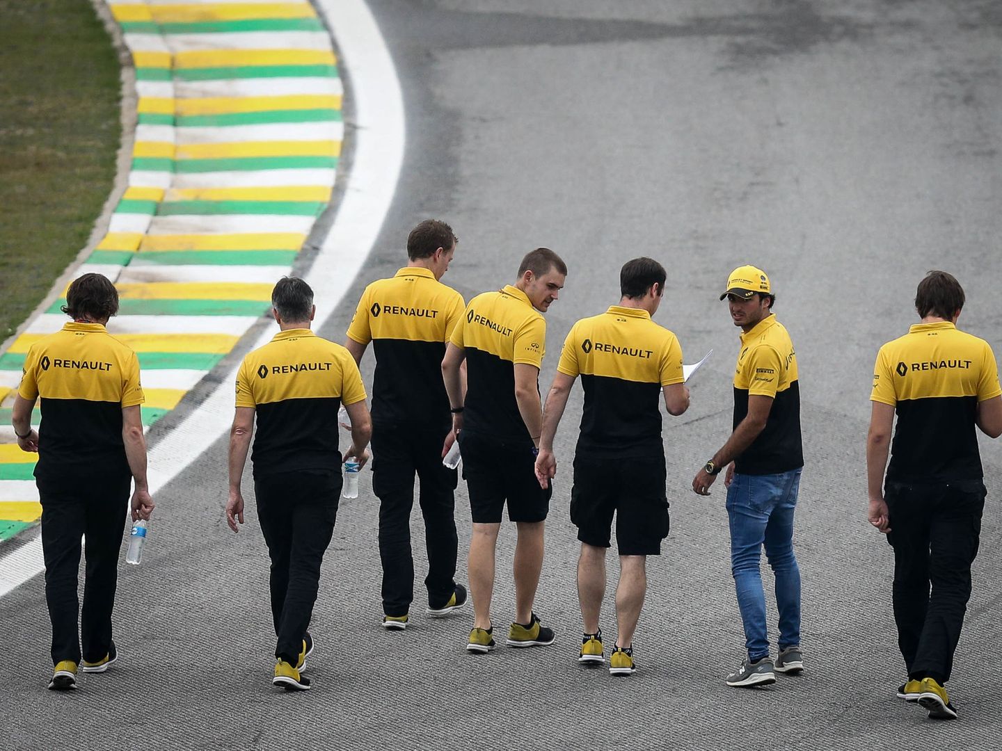 Carlos Sainz, durante el 'track walk' del Gran Premio de Brasil el jueves junto a su equipo. (EFE)