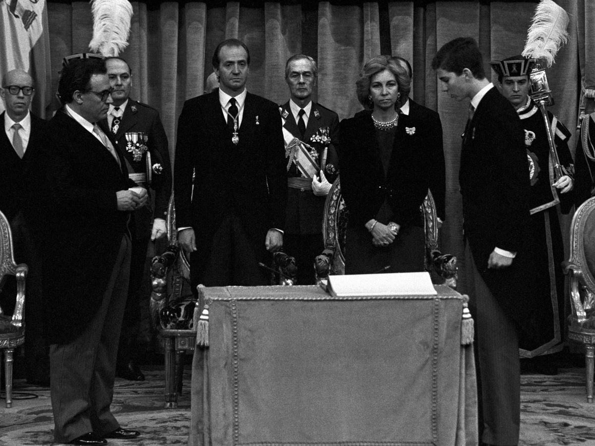 Foto: Fotografía de archivo del rey Felipe, entonces Príncipe de Asturias, durante la jura de la Constitución el día que cumplía la mayoría de edad. (EFE/Manueo P. Barriopedro)