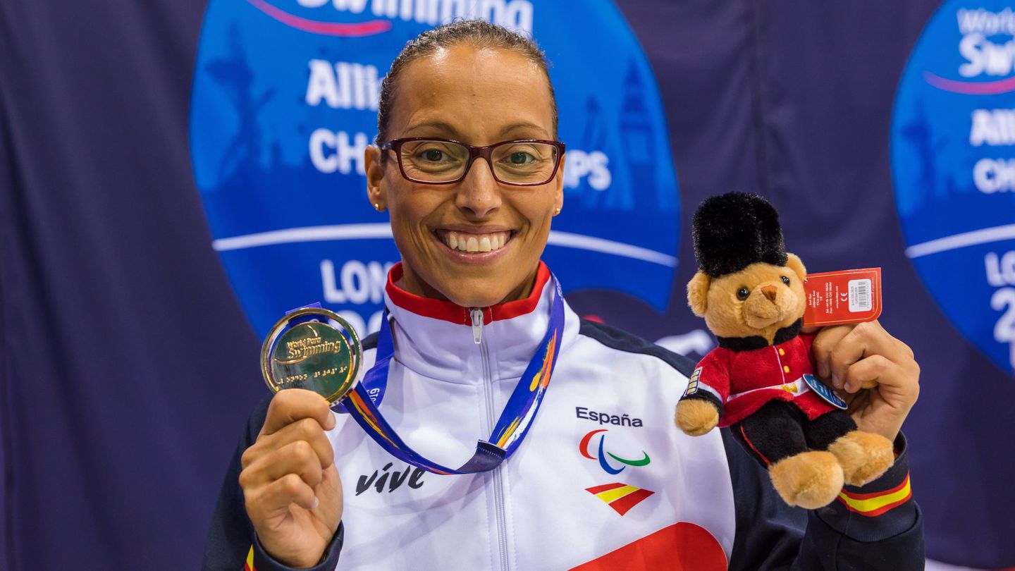 Teresa Perales posa con una medalla de oro en los campeonatos mundiales de 2019. (EFE)