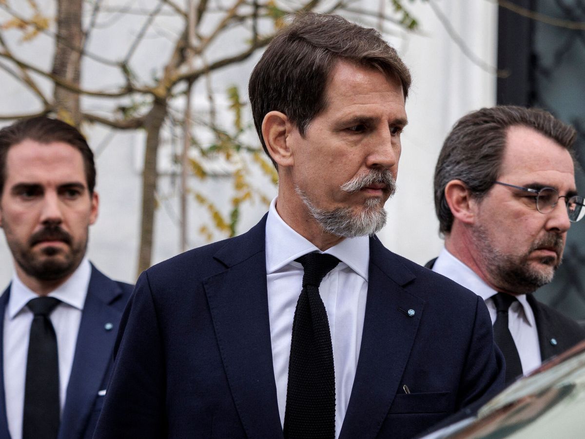 Foto: Los príncipes Pablo, Nicolás y Felipe de Grecia, tras una reunión con el Gobierno griego. (Reuters/Alkis Konstantinidis)