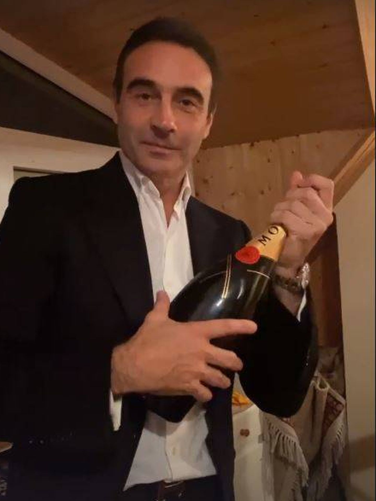 Ponce y su champagne.(FOTO: Instagram)