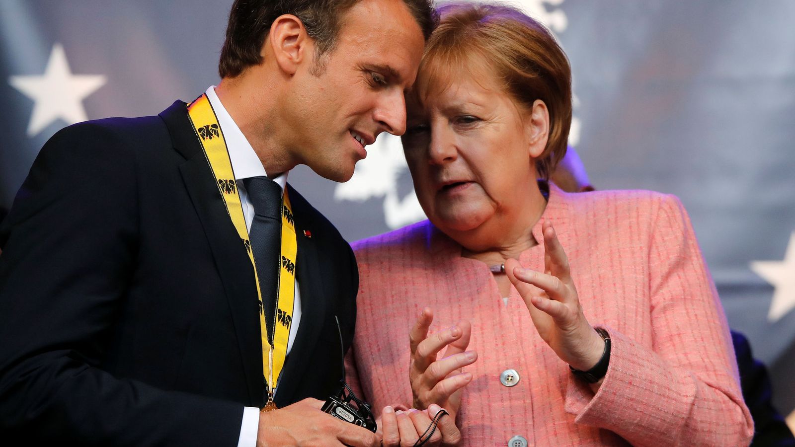 Foto: Emmanuel Macron y Angela Merkel tras recibir el Premio Carlomango por su "Visión Europea", en Aquisgrán, Alemania, el 10 de mayo de 2018. (Reuters)