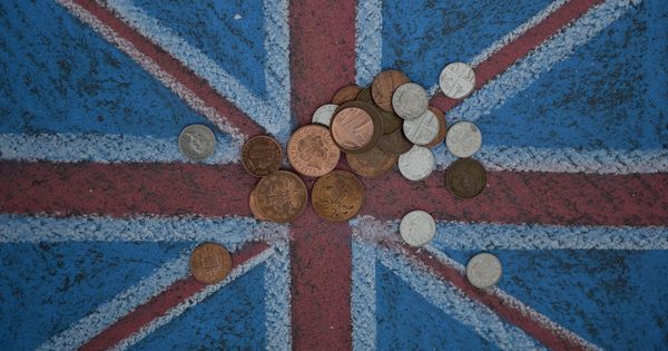 Foto: Una serie de peniques, sobre la bandera del Reino Unido.  (EFE)