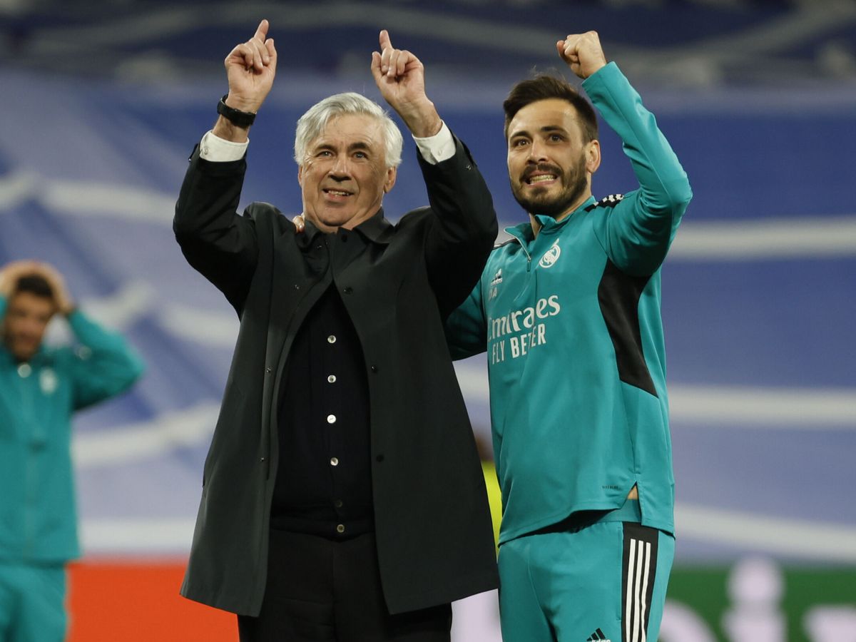 Foto: Ancelotti y su hijo Davide celebran la clasificación. (EFE/Ballesteros)