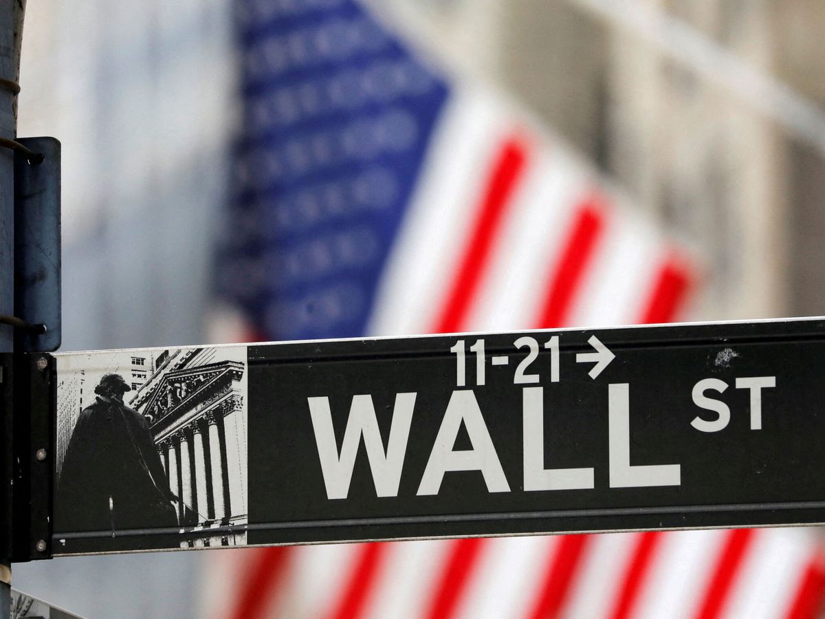 Foto: Cartel de Wall Street junto a la Bolsa de Valores de Nueva York (NYSE)
