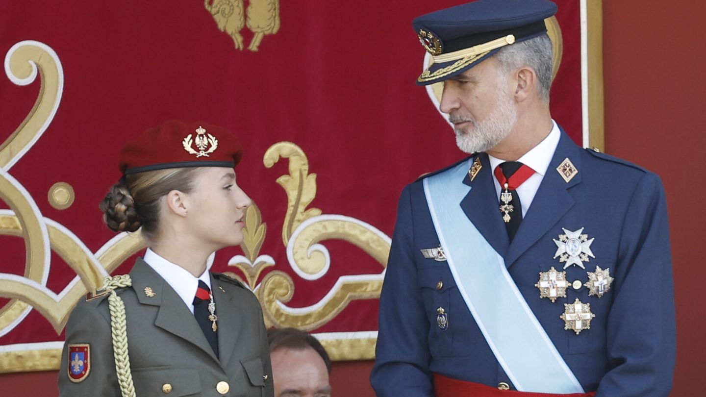 La princesa de Asturias, Leonor, y el rey Felipe VI en un detalle del 12 de octubre. (EFE/Chema Moya)