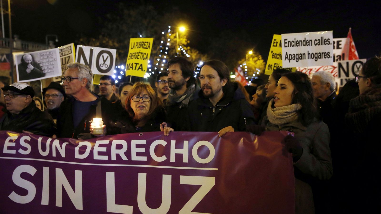 Foto: El líder de Podemos, Pablo Iglesias (2d), durante una reciente manifestación contra la pobreza energética. (EFE)