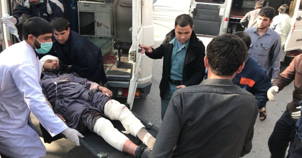 Foto: Uno de los heridos es trasladado en ambulancia. (Reuters)
