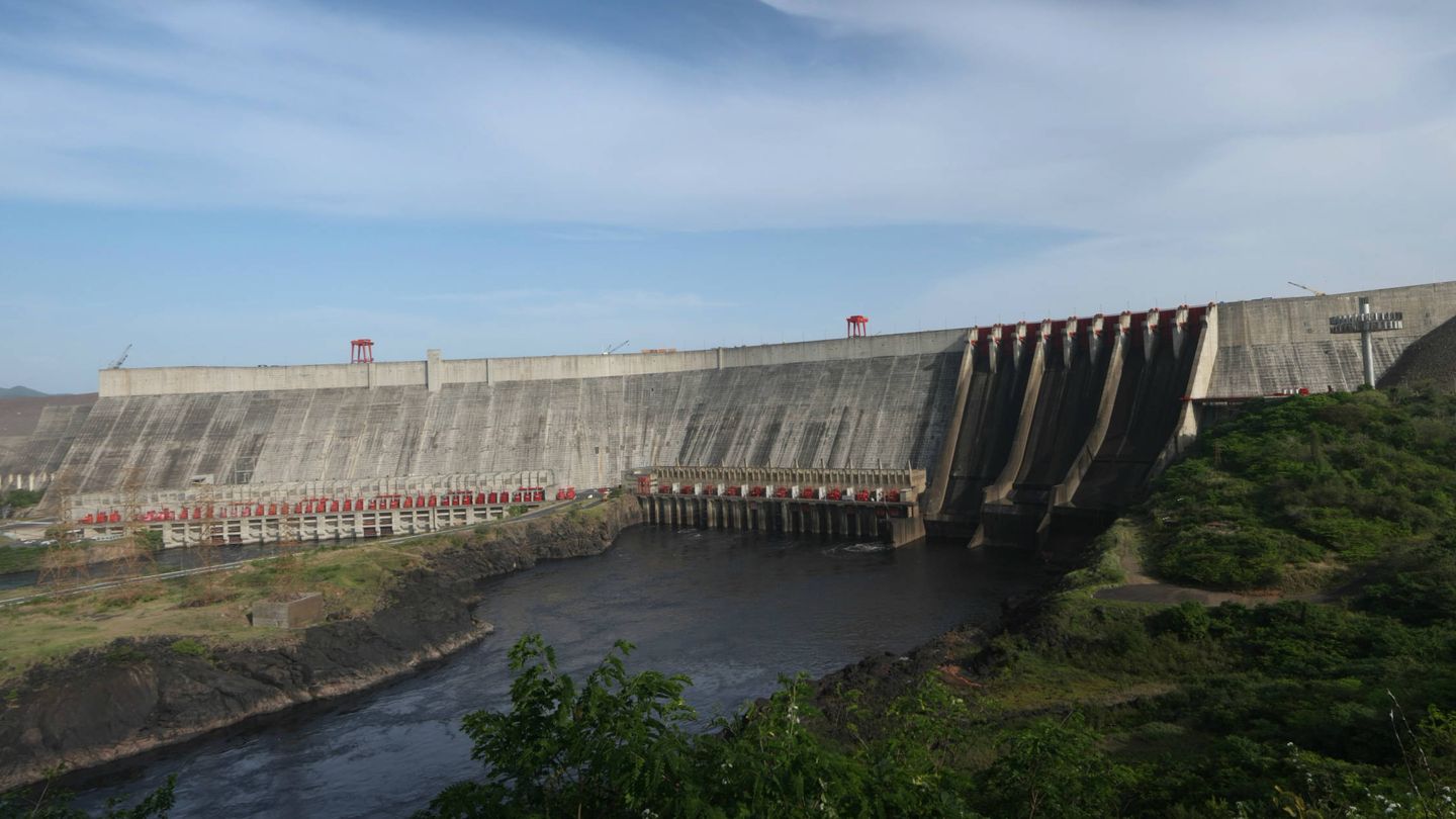 La afectada central hidroeléctrica Simón Bolívar, en la presa del Guri. (Fuente: Wikimedia Commons)