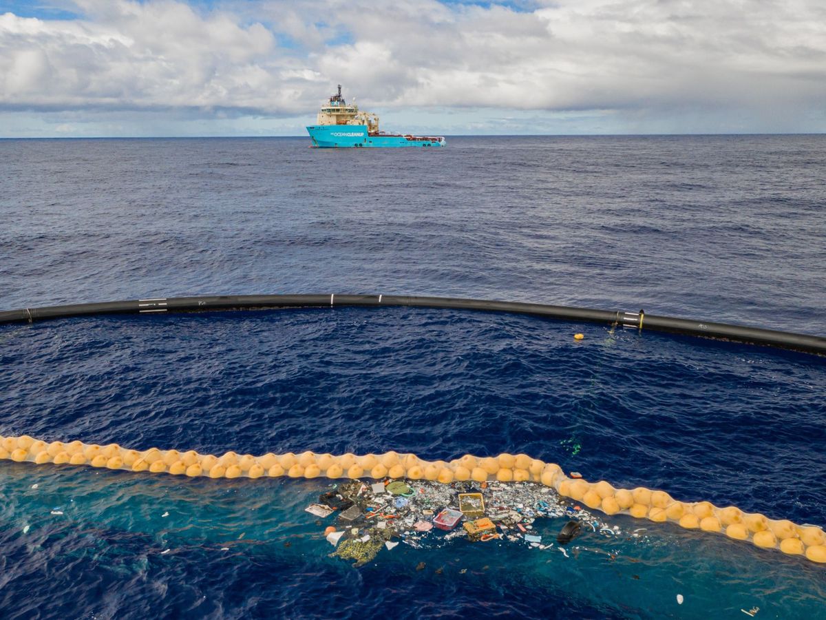 Foto: Esfuerzos de 'The Ocean Cleanup' para eliminar residuos plásticos de los océanos. EFE
