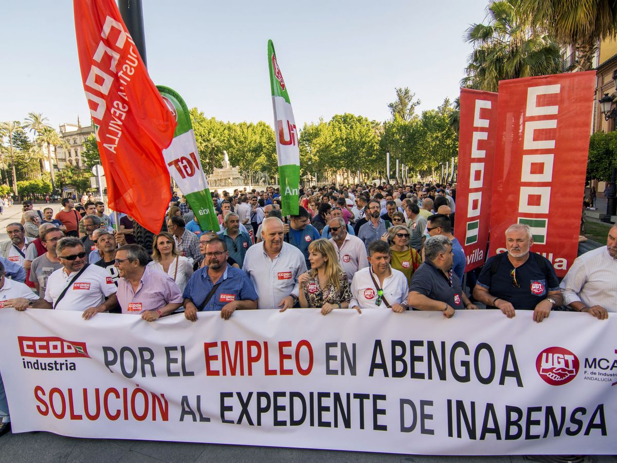 Foto: Antigua manifestación de Abengoa en Sevilla en 2016. (EFE/Raúl Caro)