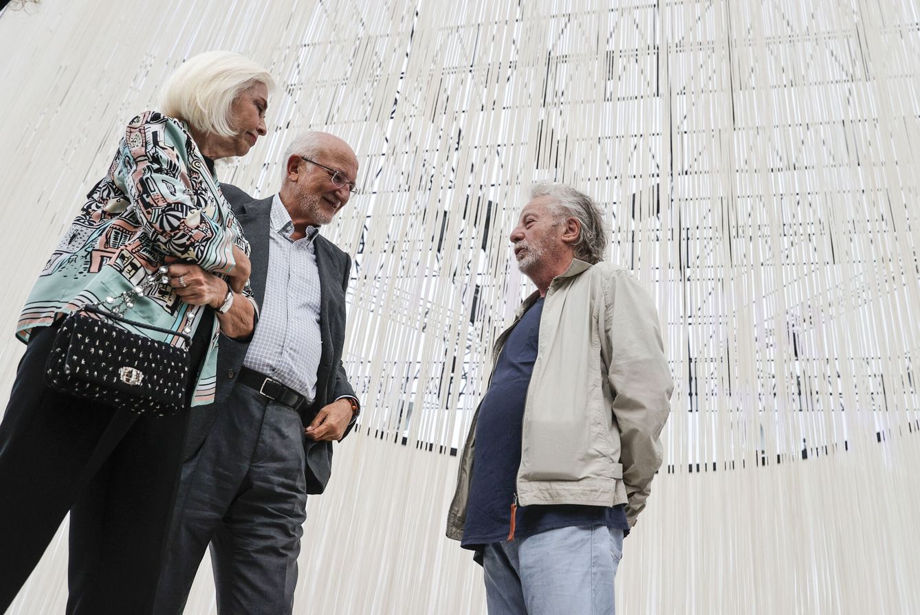 Hortensia Herrero y Juan Roig, con el artista Mariscal en Valencia. (Manuel Bruque/EFE) 