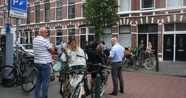 Foto: Varias personas hacen cola para ver una vivienda en alquiler en La Haya. (Foto: Imane Rachidi)