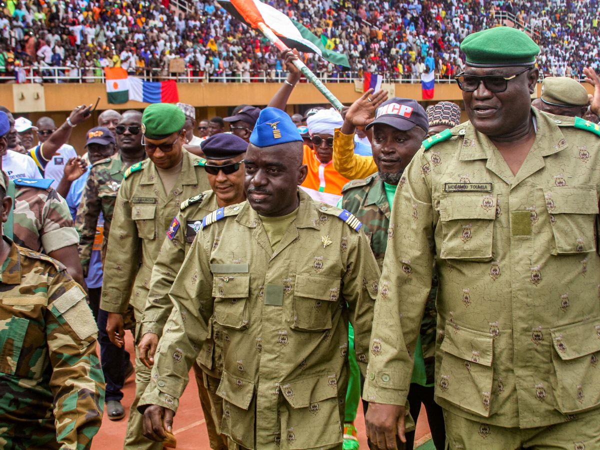 Foto: Miembros de la Junta Militar nigerina junto a sus simpatizantes en la capital de Niamey. (REUTERS/Mahamadou Hamidou)