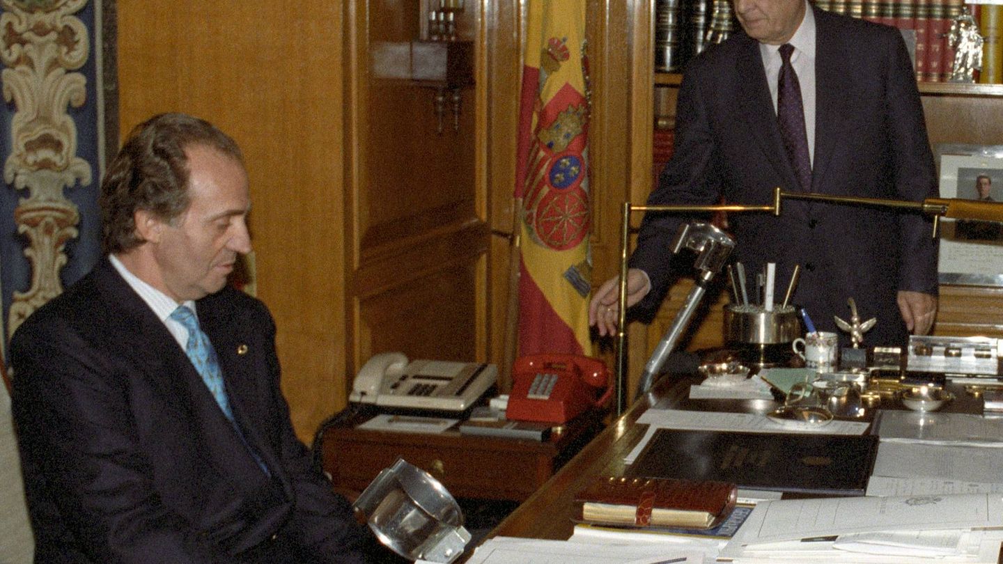 Sabino Fernández Campo junto al Rey Juan Carlos en una imagen de archivo de 1992. (EFE)