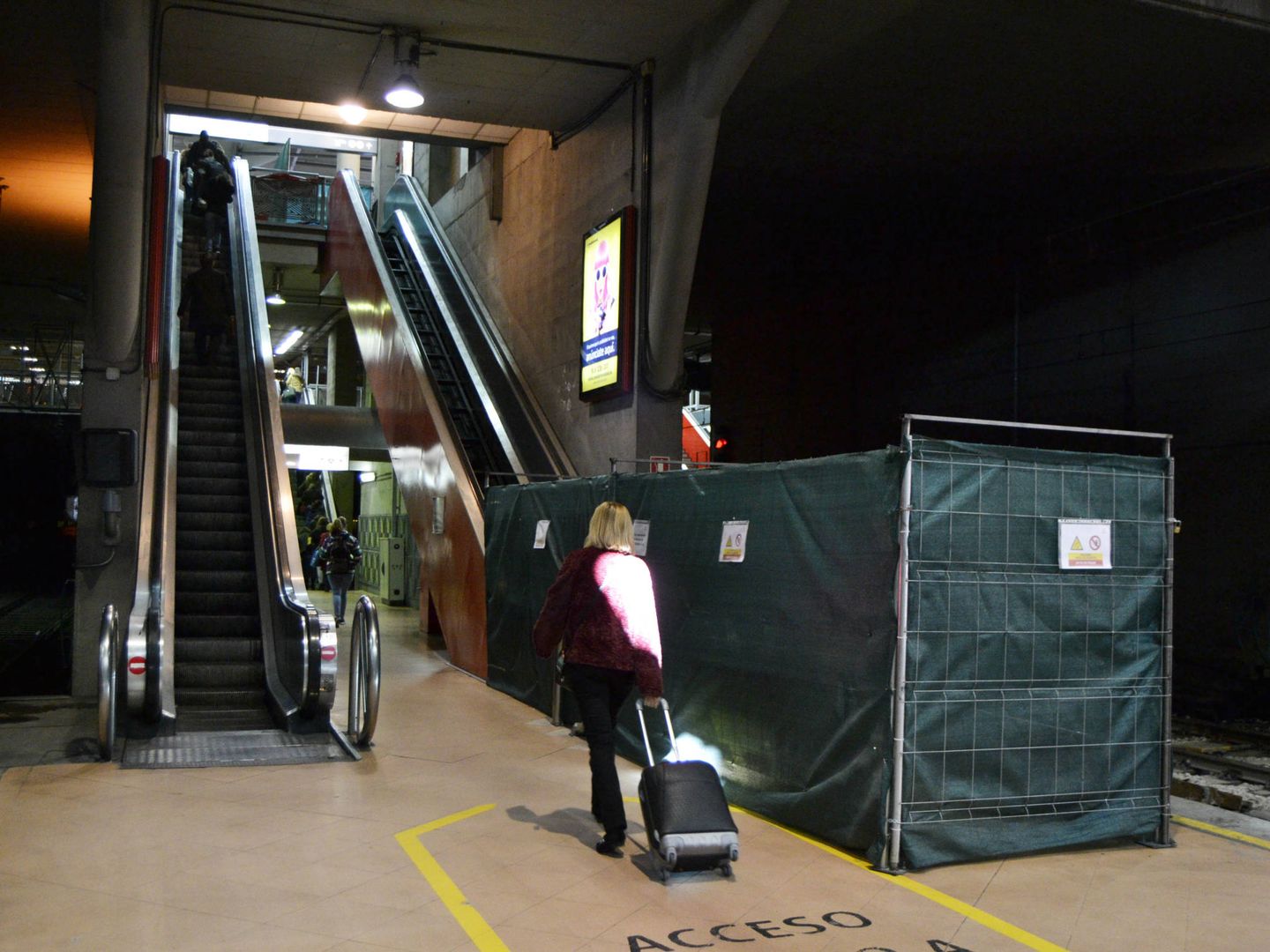 Los viajeros suben las escaleras a pie, a la espera de que Renfe inicie el mantenimiento. (M.Z.)