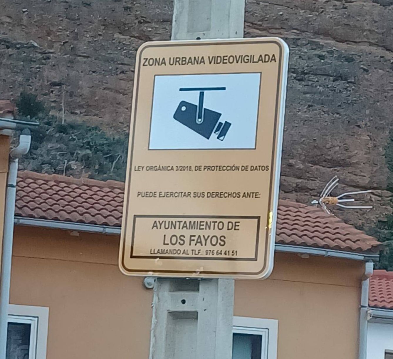 Una señal que anuncia las cámaras en el municipio de Los Fayos. (G.C.)