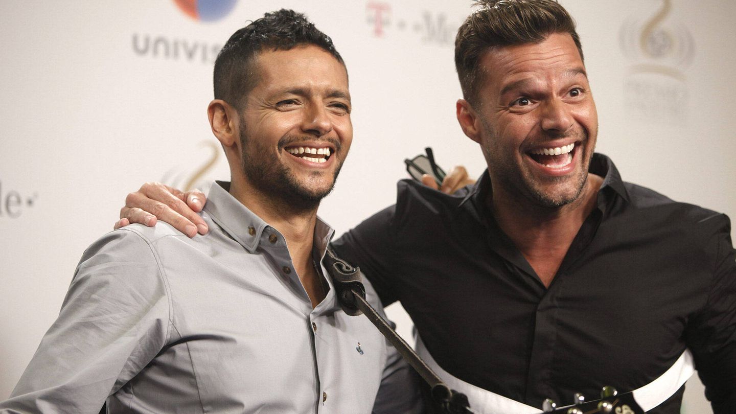 Ricky Martin posa con Robi Draco Rosa en 2013. (EFE/Ángel Valentín)