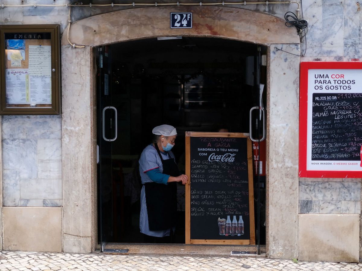Foto: Restaurante en Portugal poco antes de anunciarse las nuevas medidas. (Reuters/Pedro Nunes)