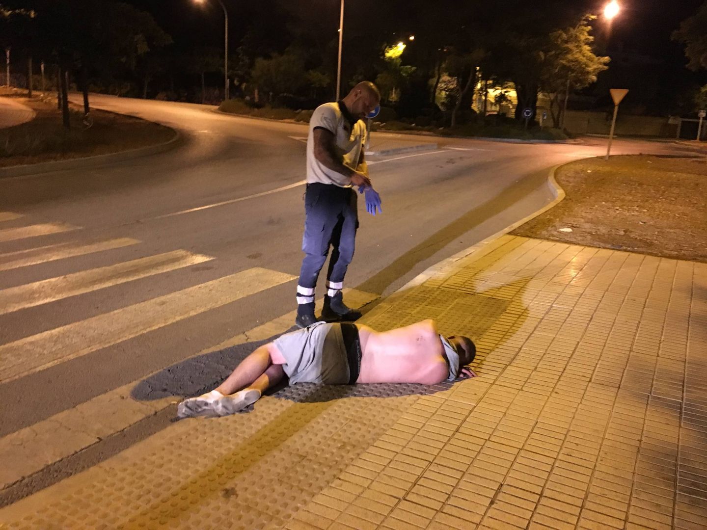 Daniel López reanima a un turista tirado en la carretera pasadas las 5 de la madrugada.