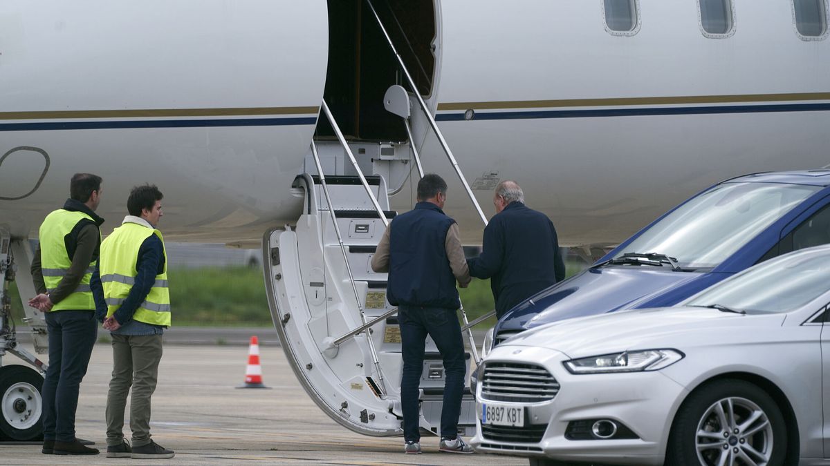 El rey Juan Carlos abandona la clínica de Vitoria y parte en avión privado desde Foronda