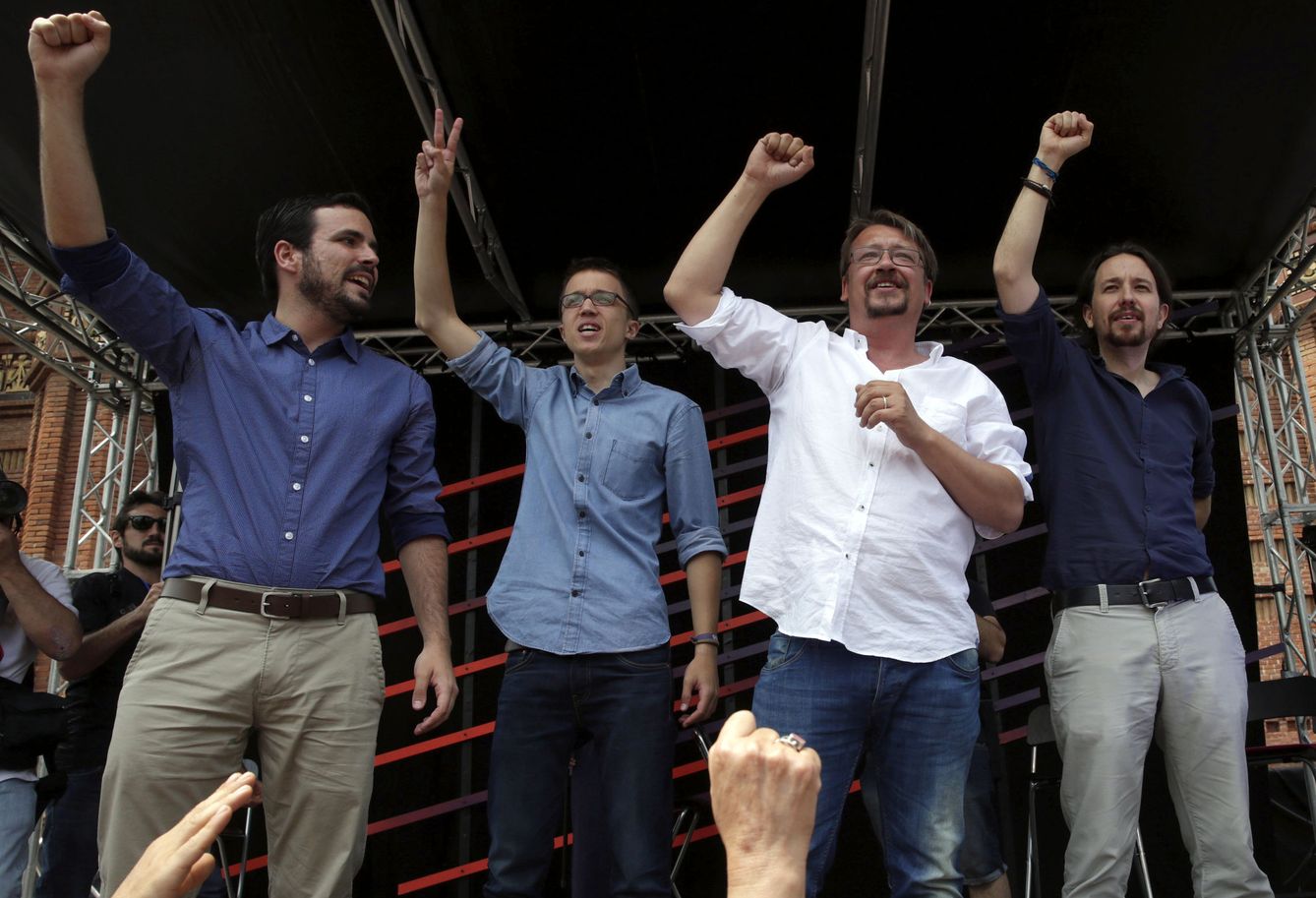 Pablo Iglesias hace el símbolo del puño cerrado, junto a Alberto Garzón y Xavier Domènech, mientras que Íñigo Errejón muestra la 'V' de victoria, en un mitin de Unidos Podemos. (EFE)