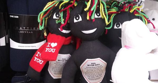 Foto: Las muñecas contra el estrés, en la estantería antes de ser retiradas (Foto: Facebook)