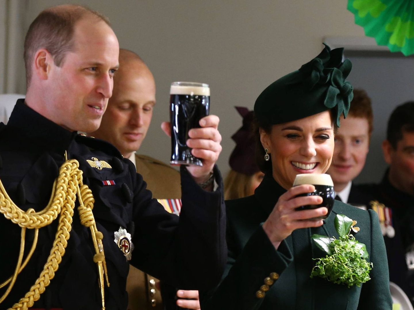 Los duques de Cambridge, disfrutando de una cerveza. (Cordon Press)