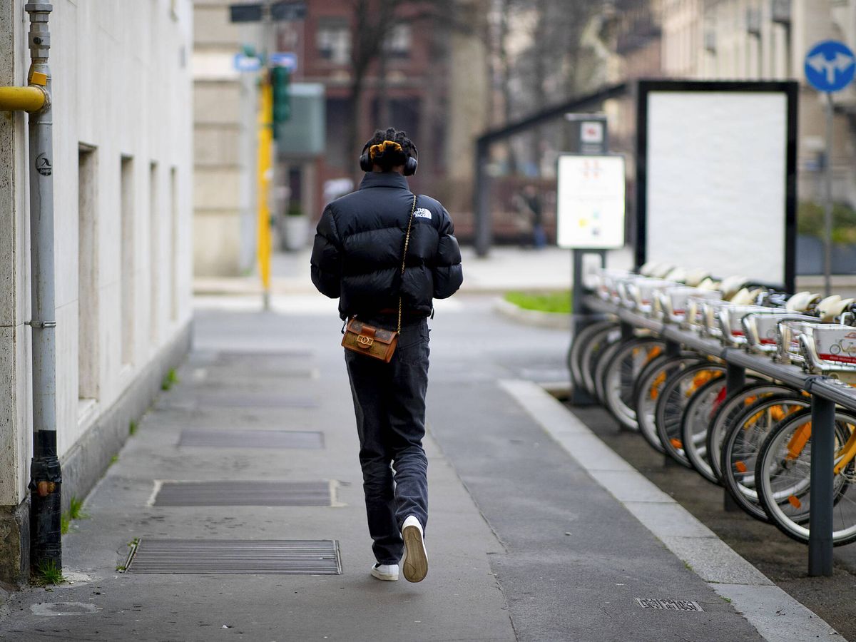 Foto: Una prescriptora de moda paseando con un abrigo acolchado de The North Face. (Imaxtree)
