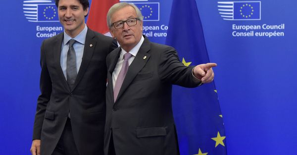 Foto: El primer ministro de Canadá, Justin Trudeau (i), y el presidente de la comisión de la UE, Jean-Claude Juncker (d). (Reuters)
