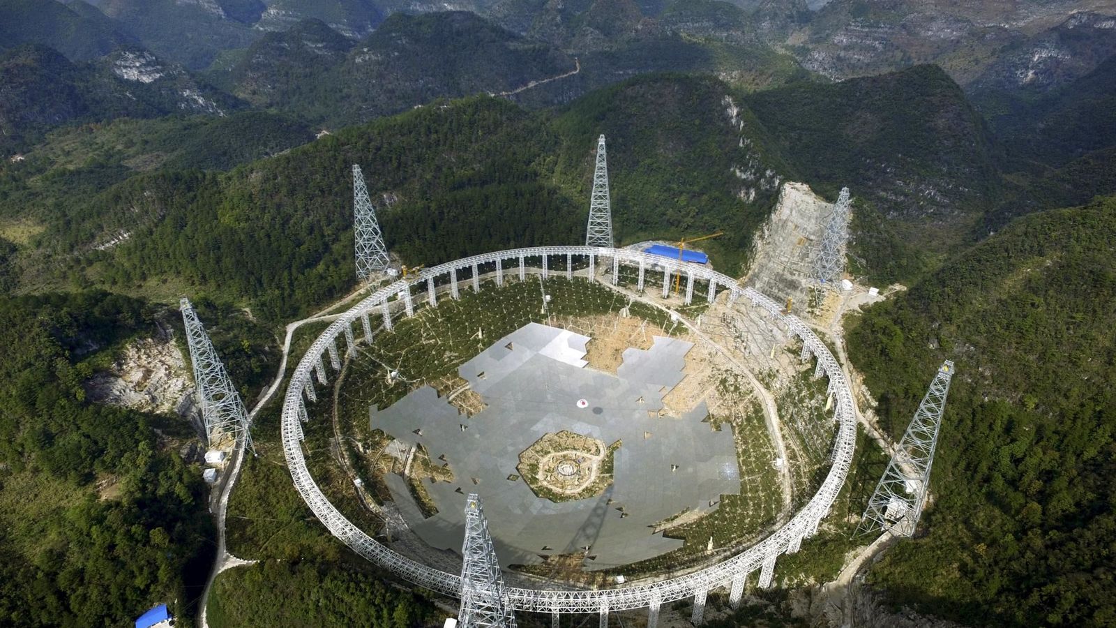 Foto: El radiotelescopio FAST, en construcción en el condado de Pingtang, en la provincia china de Guizhou, en noviembre de 2015. (Reuters)