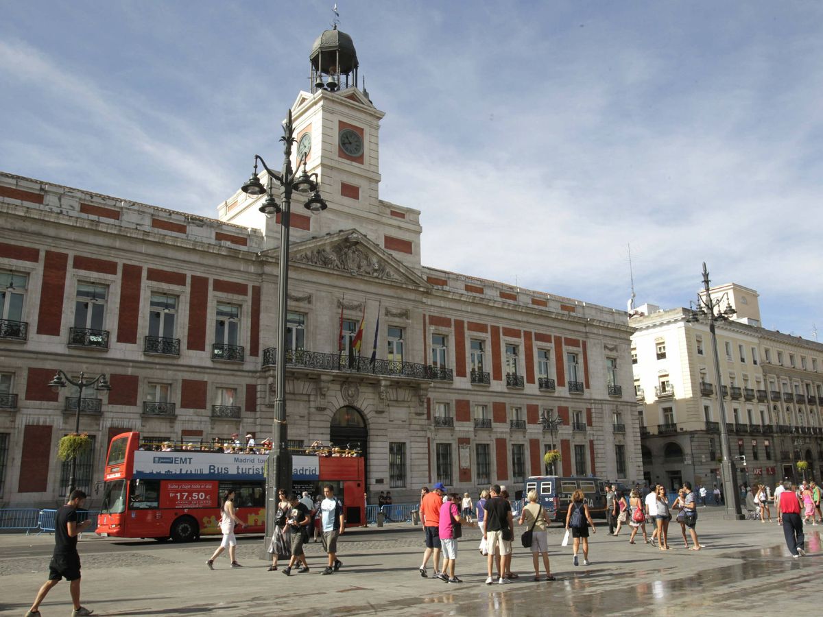 Foto: Varios turistas caminan por la Puerta del Sol. (EFE/Sergio Berrenechea)