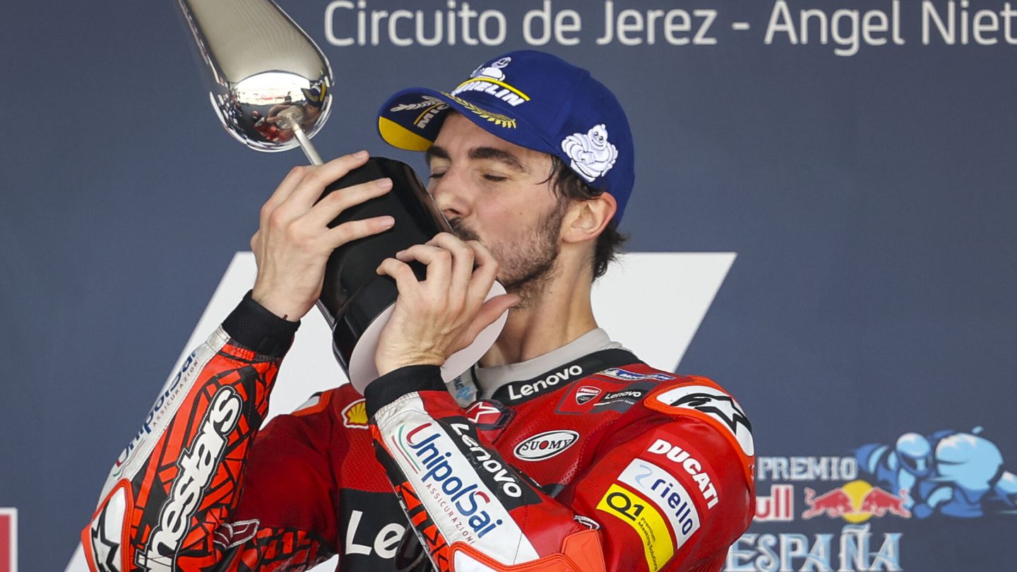 El piloto italiano Francesco Bagnaia (Ducati Lenovo Team) en el podio tras conseguir la victoria en el Gran Premio de España de MotoGP  en 2022. EFE Román Ríos 