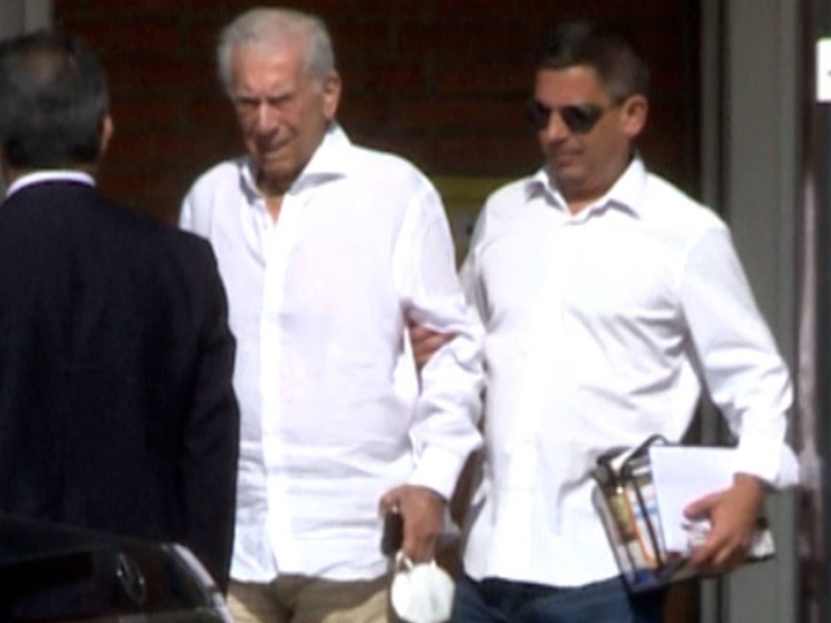 Foto: Mario Vargas Llosa, a su salida del hospital en Madrid. (Europa Press)